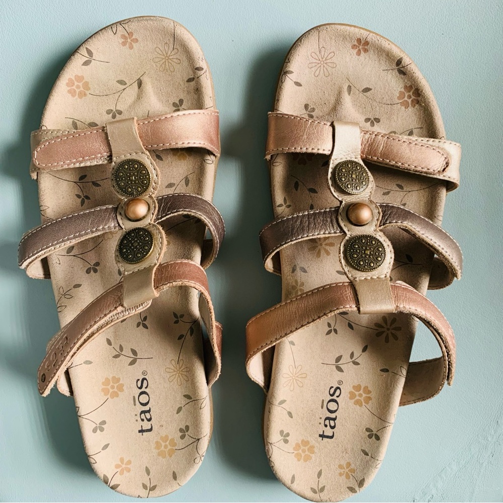 EUC Taos Prize metallic leather multi strappy slide sandals.  Size 7.